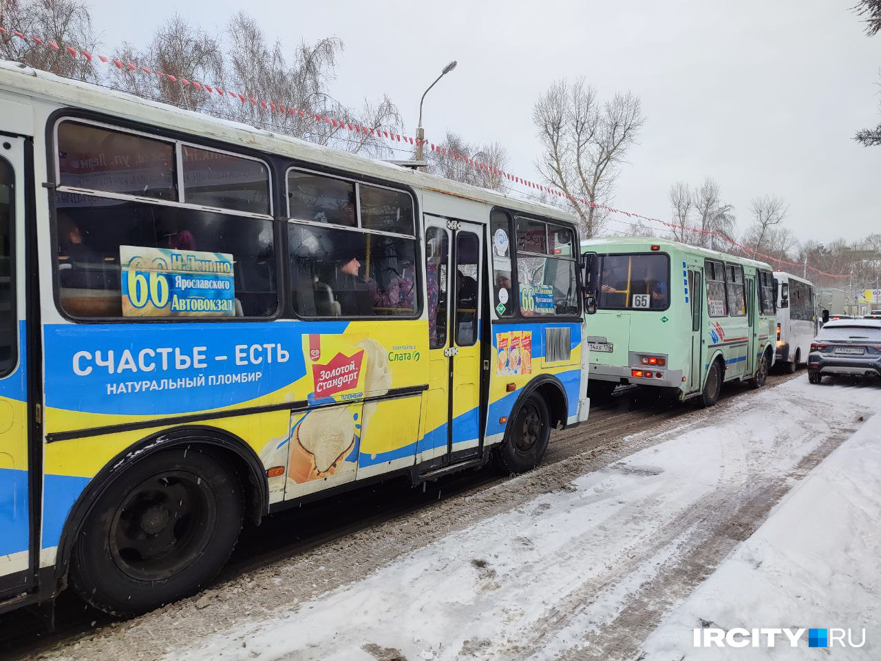 Многие иркутяне опоздали на учебу и работу, потому что автобусы стояли в тех же пробках и все были переполнены Многие иркутяне опоздали на учебу и работу, потому что автобусы стояли в тех же пробках и все были переполнены