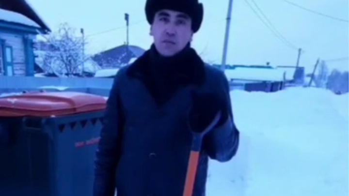 В Башкирии глава района призвал всех выйти на уборку снега возле мусорных контейнеров