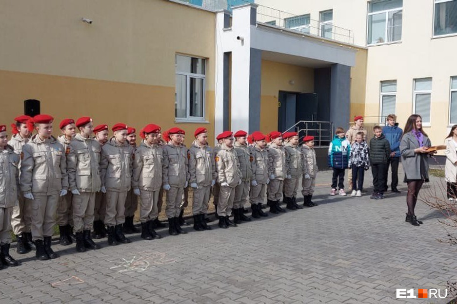 заставили петь голой