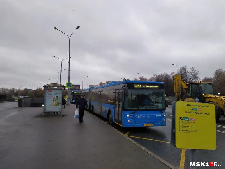 Автобусы км остановки. Остановка км1 на Автозаводской. Автобус км Орехово Автозаводская. Покажи остановку фото. Остановка маршрута автобуса км1 у метро Автозаводская.