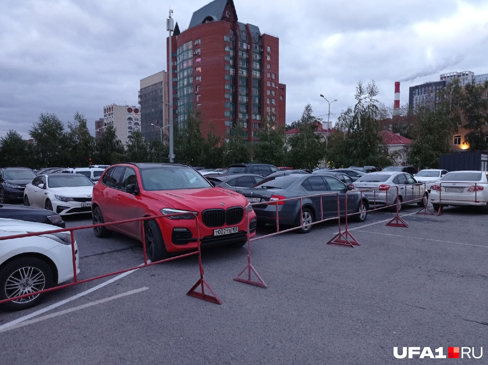 Красная BMW стояла тоже недалеко от Арены, но на парковке с остальными «блатными» авто ей места почему-то не хватило. А может, водителю оно и не нужно было. Главное — за своих поболеть