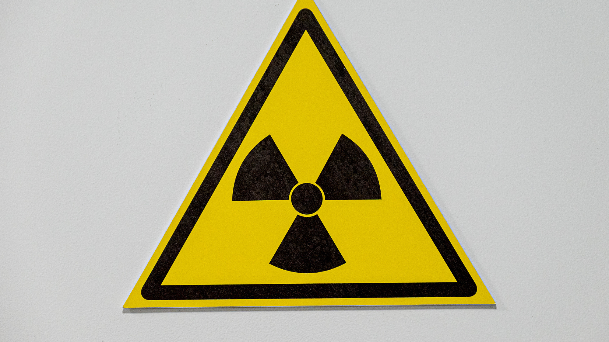 Треугольный знако радиации