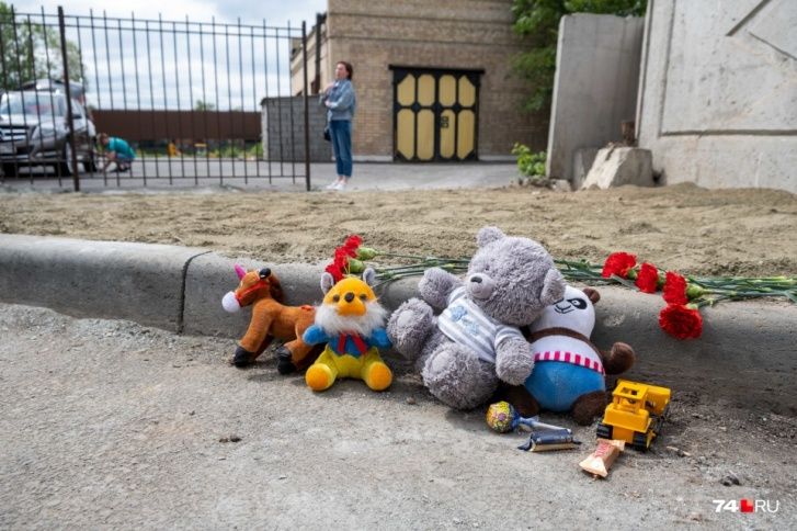 После гибели ребенка во дворе был организован стихийный мемориал