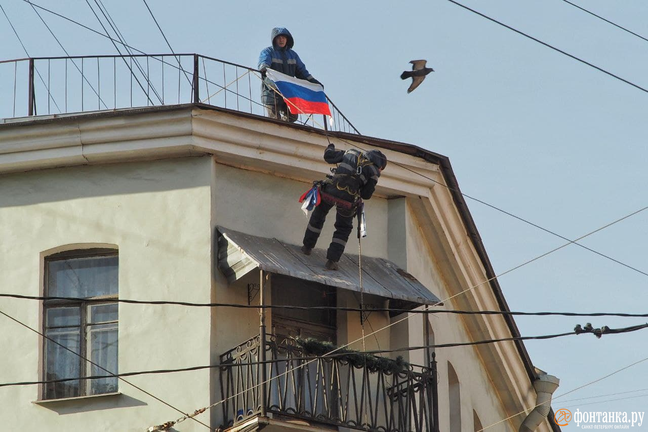 На балконах — флаги, в рекламе — георгиевские ленточки. Петербург украшают  символикой - 5 марта 2022 - ФОНТАНКА.ру