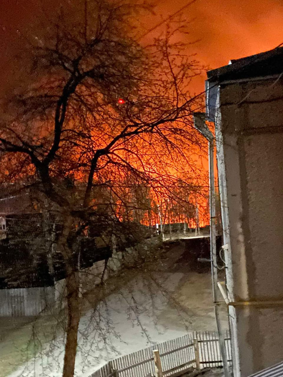 Красное небо было видно по всему Октябрьскому в конце апреля Красное небо было видно по всему Октябрьскому в конце апреля