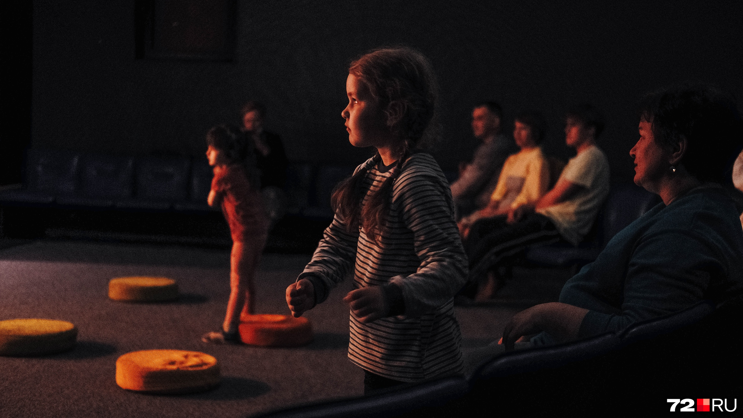 Спектакль был интерактивным. Актеры играли с детьми, просили повторить их движения. Управлял руками Иры ее папа — по другому никак