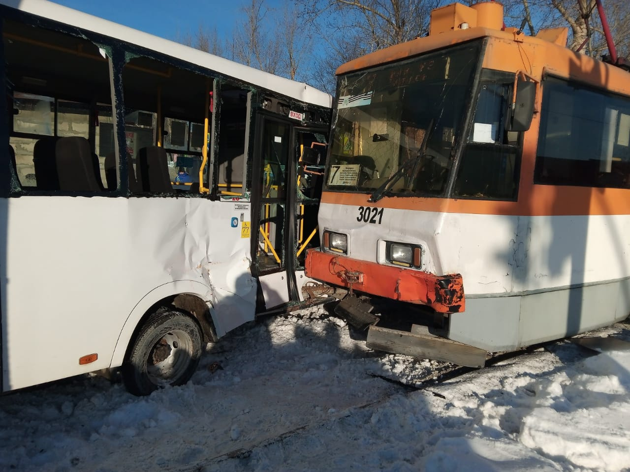 Встречные трамвай и маршрутка сошлись в Барнауле, пострадали 9 человек