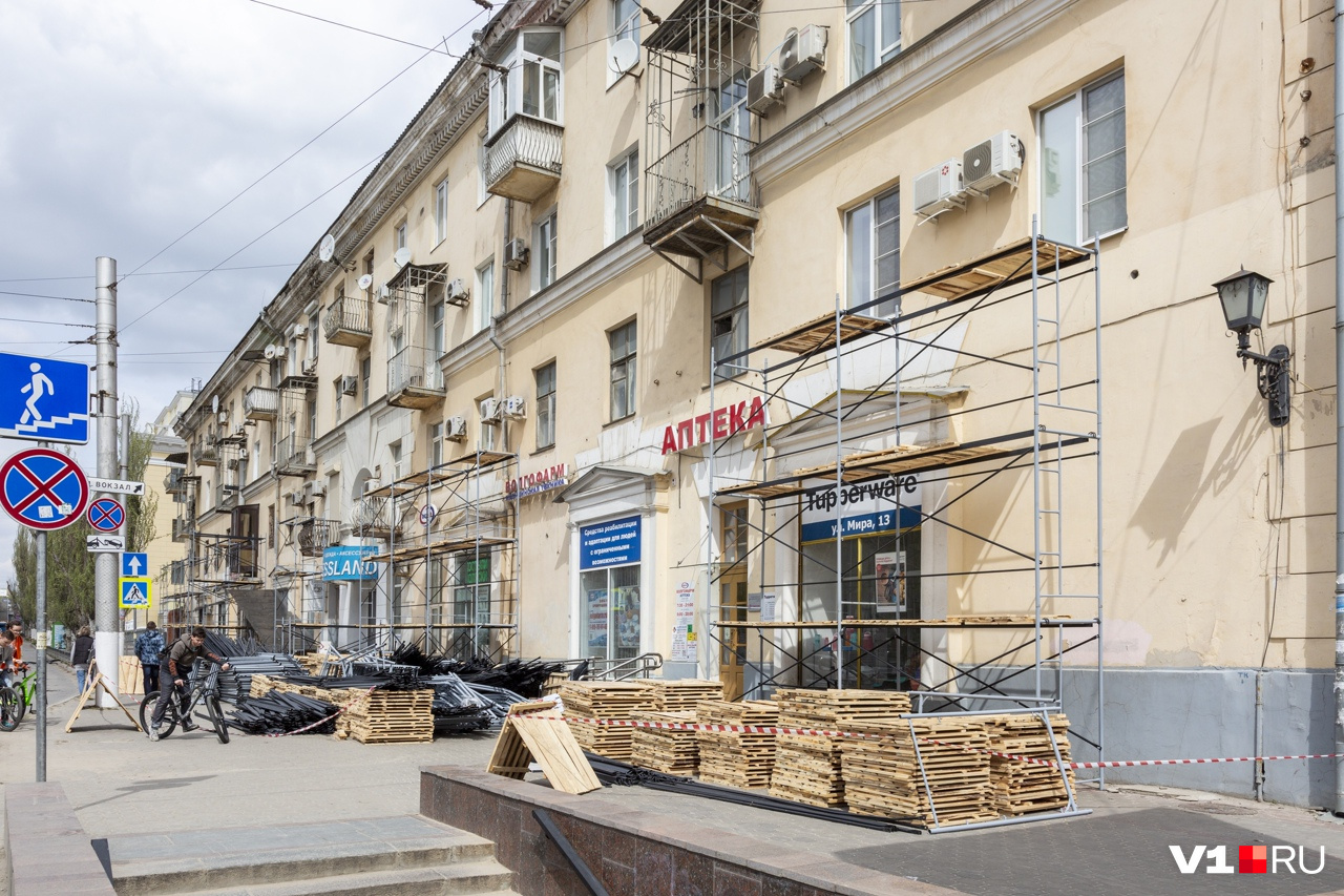 К фасаду дома на улице Комсомольской уже привезли строительные леса