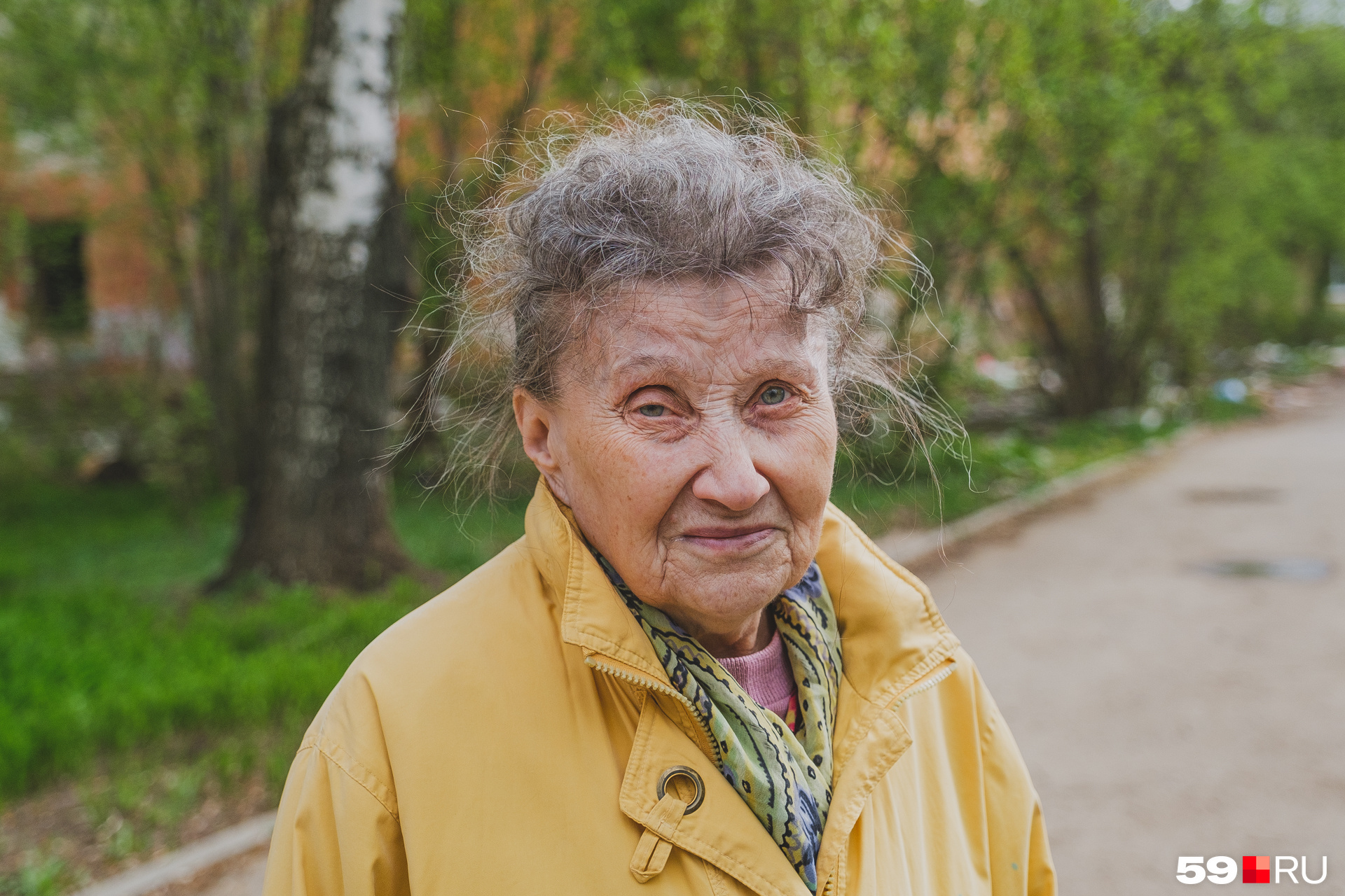 Раиса Соколова говорит, что мусор к двухэтажке кидают жители соседних домов Раиса Соколова говорит, что мусор к двухэтажке кидают жители соседних домов