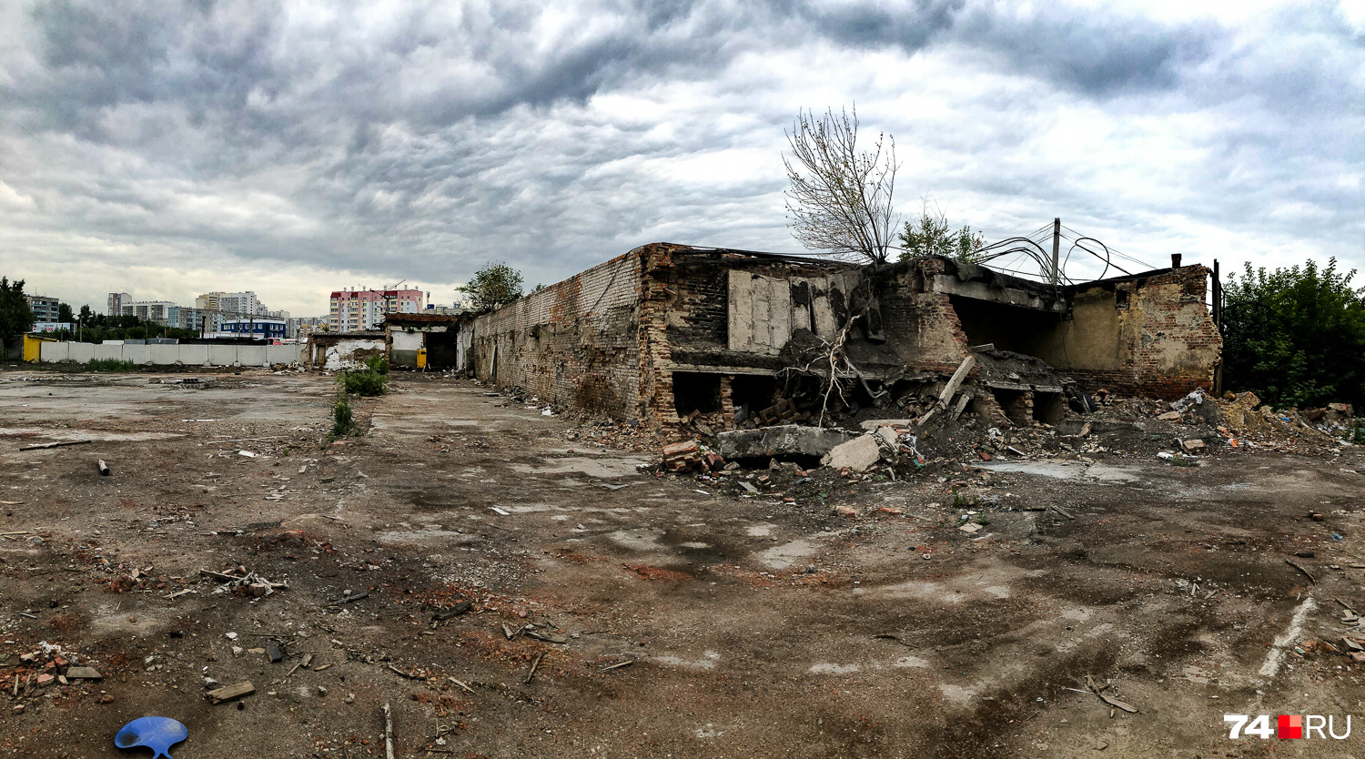 Бывший Каширинский рынок. На его месте будущей весной <a href="https://74.ru/text/gorod/2022/08/09/71554595/" class="_ io-leave-page" target="_blank">начнут строить жилой комплекс</a>