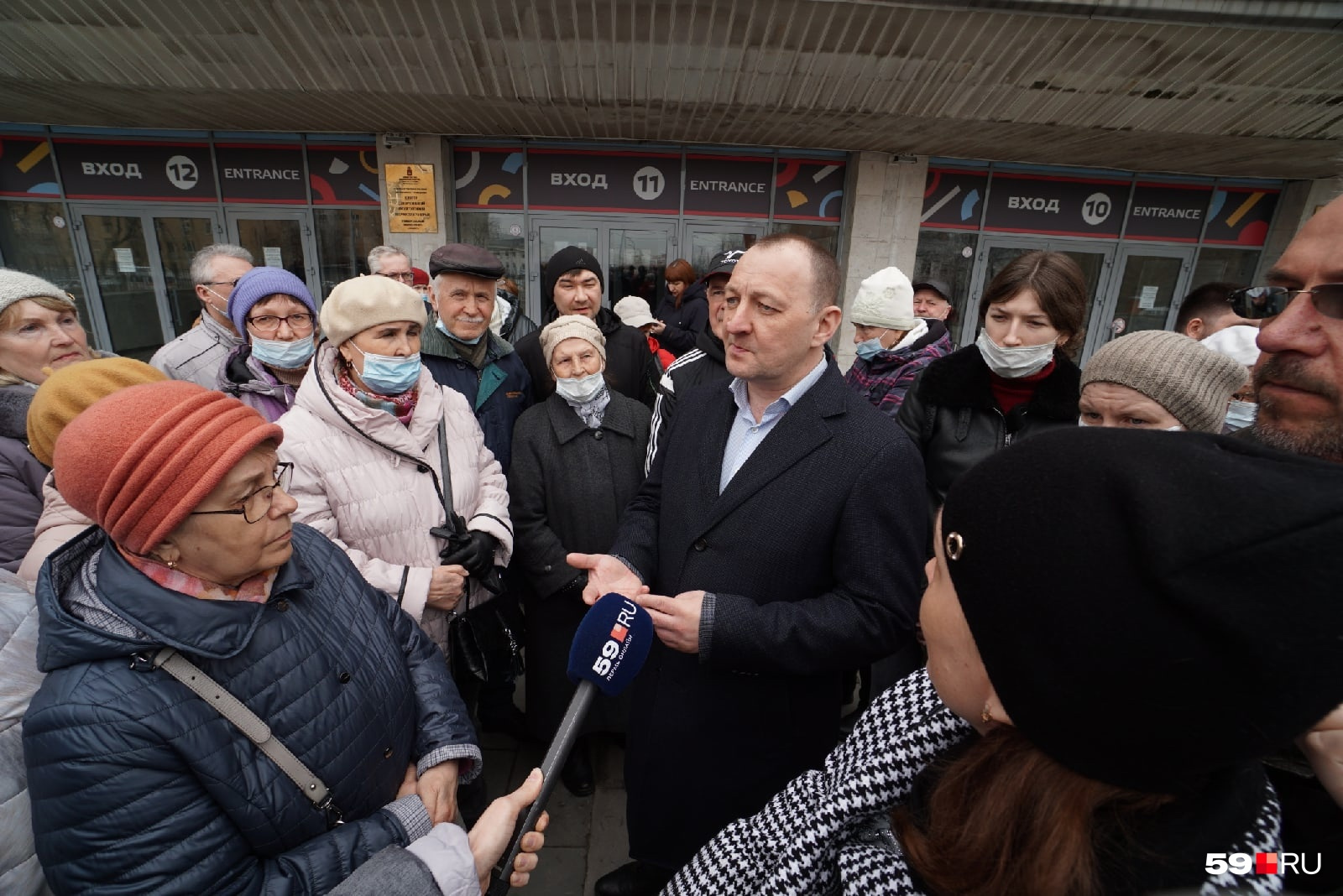 Замглавы района общается с жителями Замглавы района общается с жителями