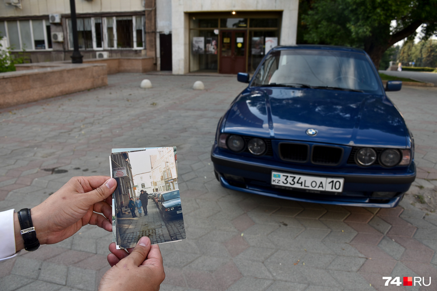 В коллекции фотографий Дениса есть и его снимок с BMW 5, сделанные примерно в те же годы, что выпущен этот экземпляр