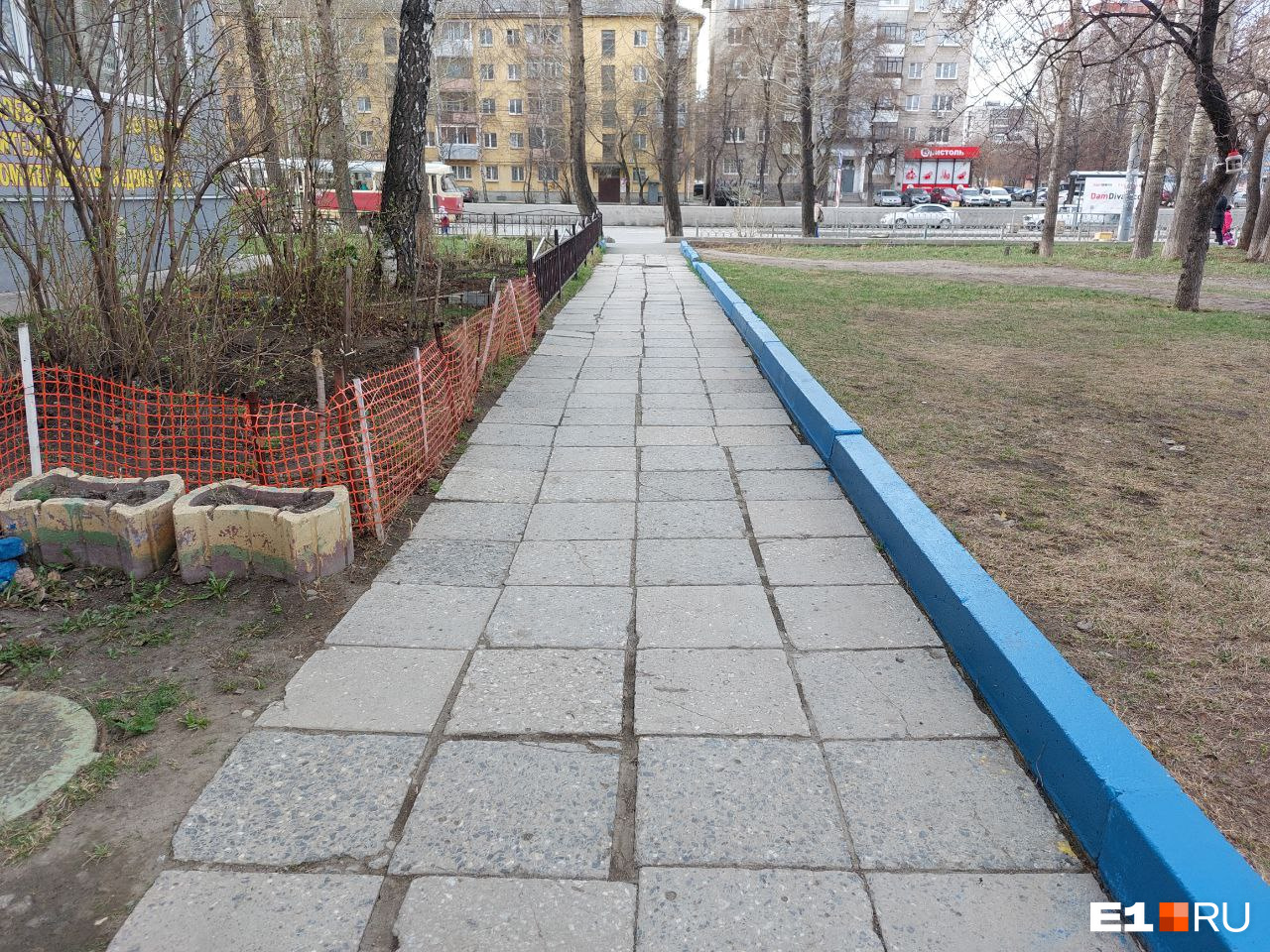 Сегодня бордюры уже стали синими Сегодня бордюры уже стали синими