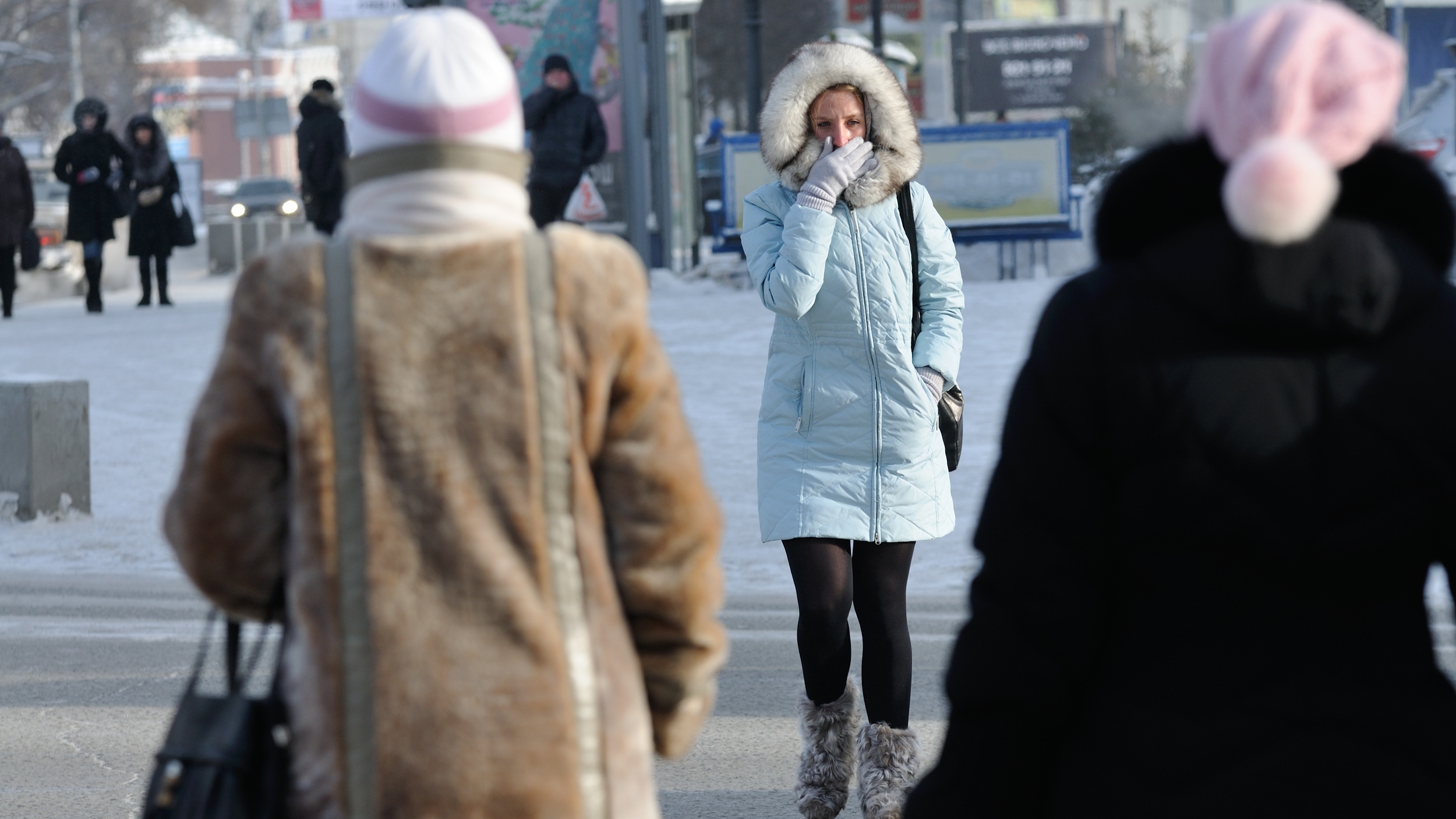 Самая холодная температура екатеринбург. Тепло одетая женщина. Тепло одеваться. Одеваемся зимой. Тепло одетый человек.