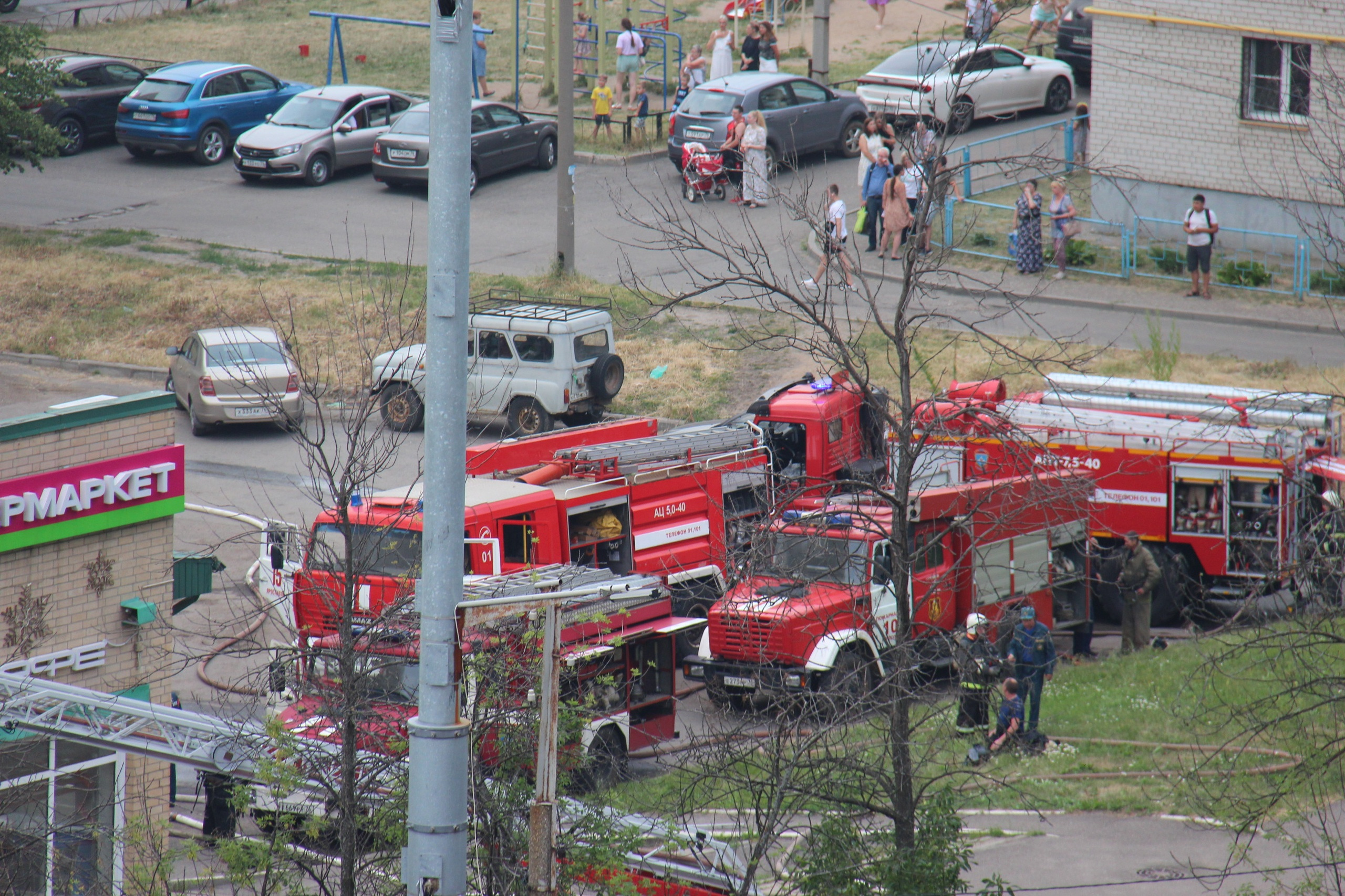 Огонь захватил 400 квадратных метров здания Огонь захватил 400 квадратных метров здания