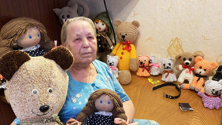 «Знаменитостью стала»: пенсионерку из Кургана, отдавшую игрушки в детдом, благодарят в Москве