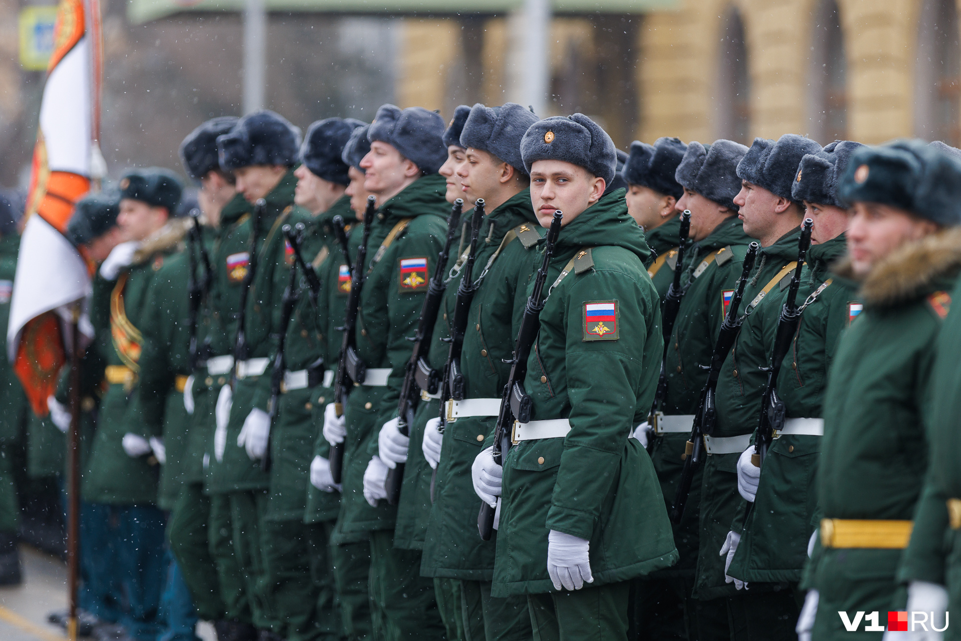 Солдаты, несмотря на снег, прошли по главной площади бодро и почти без нареканий Солдаты, несмотря на снег, прошли по главной площади бодро и почти без нареканий