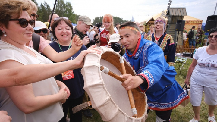 Дали в бубен и сплясали под гармошку: смотрим, как проходит Бажовский фестиваль в Челябинской области