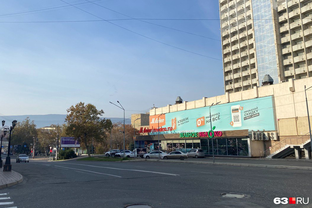 Один из таких гипермаркетов на центральной улице. На заднем плане видны горы Один из таких гипермаркетов на центральной улице. На заднем плане видны горы