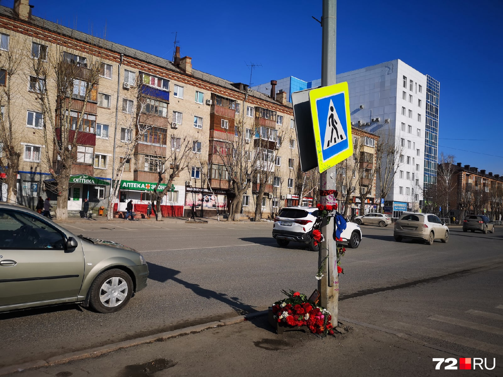 Знак на столбе, куда влетела машина, до сих пор не поправлен Знак на столбе, куда влетела машина, до сих пор не поправлен