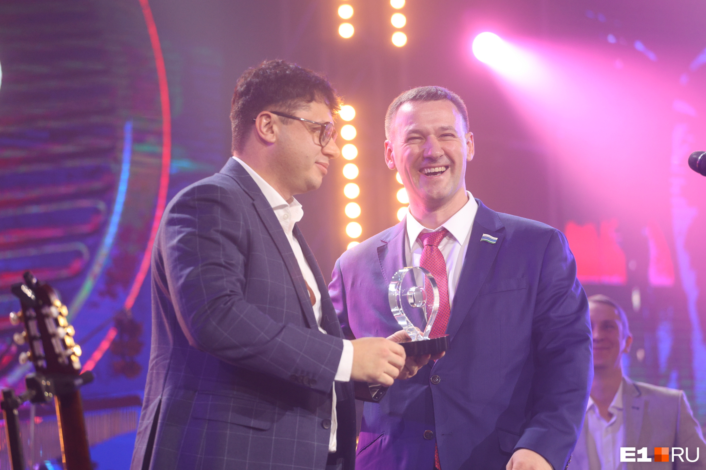 Алексей Свалов (справа) поздравил владельца сети «Пив&Ко» Кирилла Кузьминского с победой