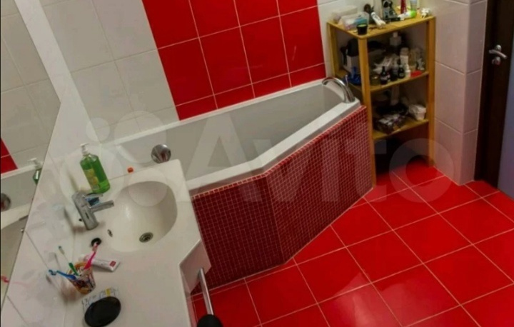 Ванная отделана красной плиткой