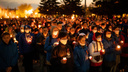 Пять тысяч новосибирцев зажгли свечи в память о погибших в Великой Отечественной войне — 10 трогательных кадров