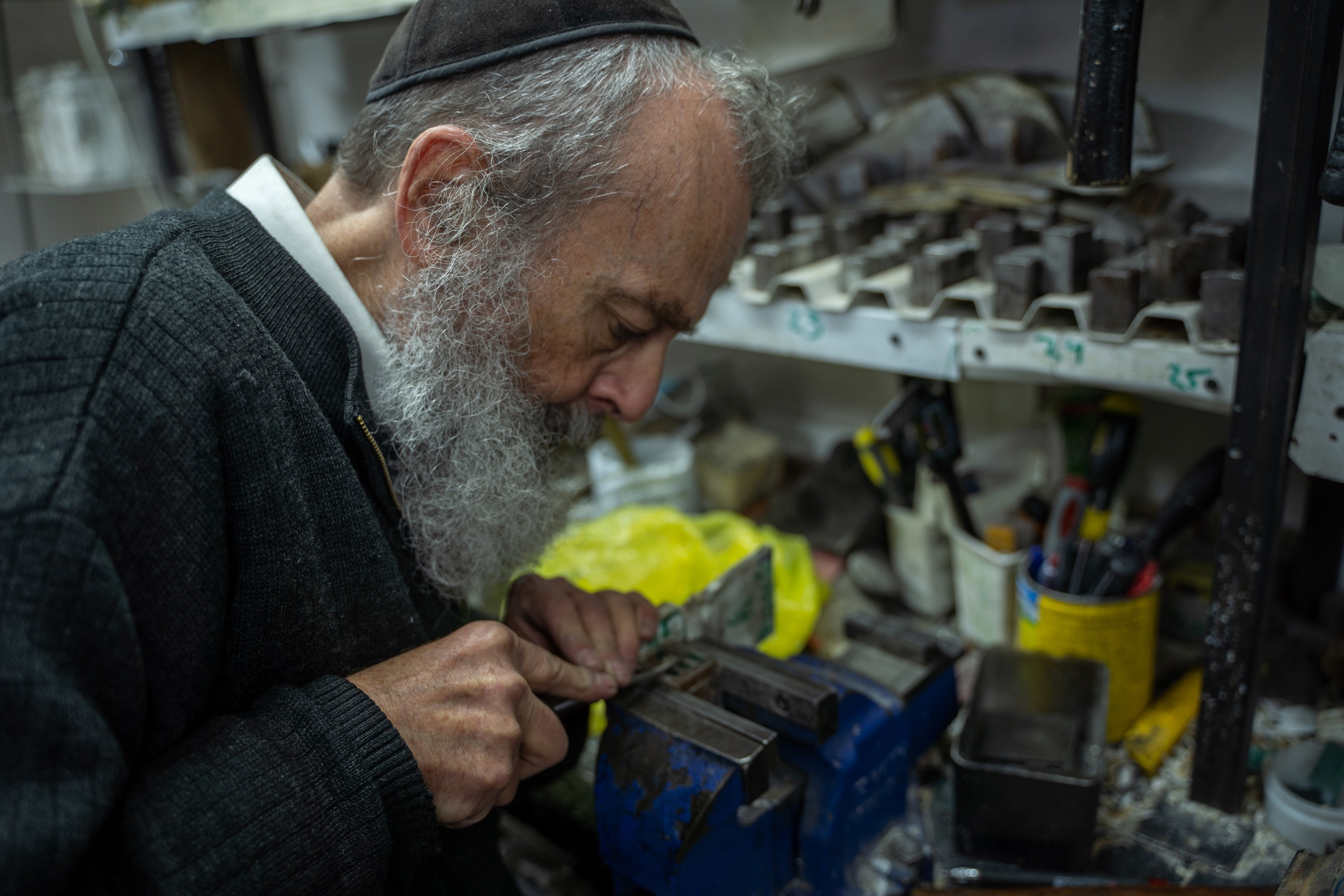 В Израиле Елисею очень нравится фотографировать местных жителей за работой
