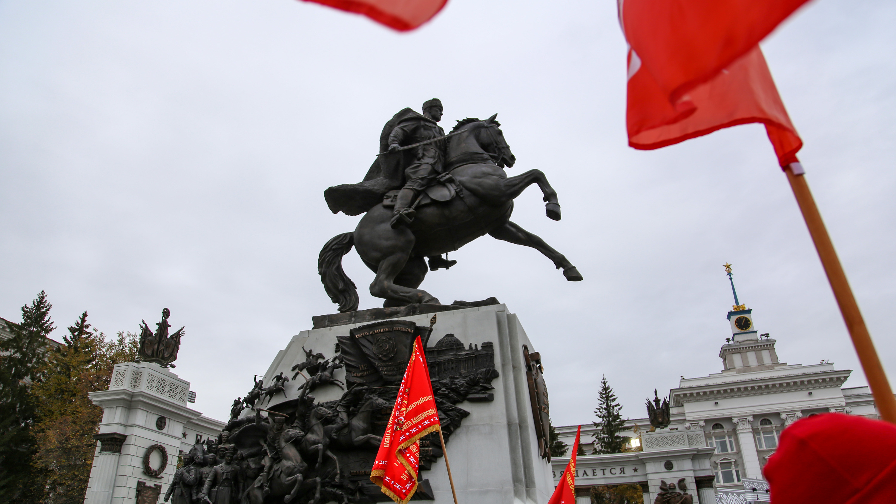Открыли памятник Шаймуратову: онлайн-трансляция с празднования Дня Республики