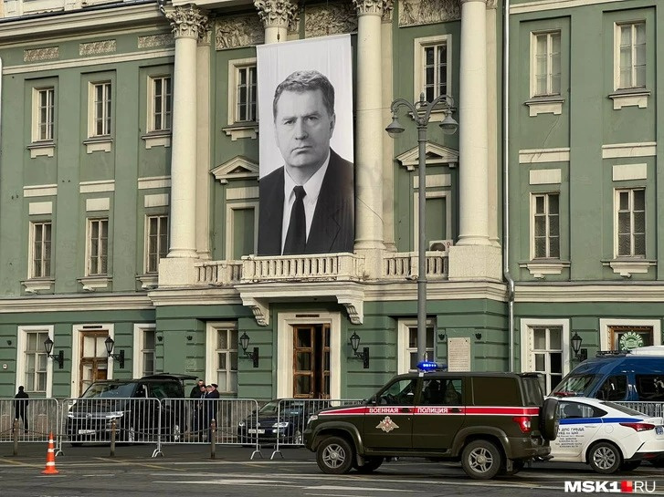 На входе в Колонный зал вывесили огромный портрет Жириновского