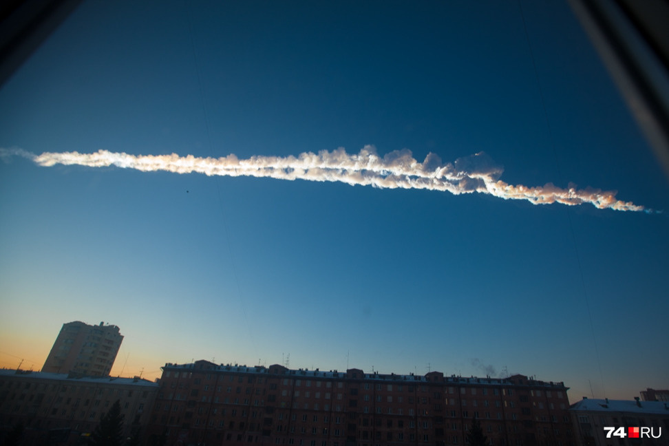Так выглядел след от метеорита в первые минуты после его падения в Челябинске в 2013 году