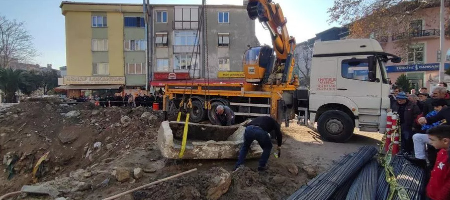 В Турции снесли дом и нашли 2000-летний саркофаг с человеческими останками