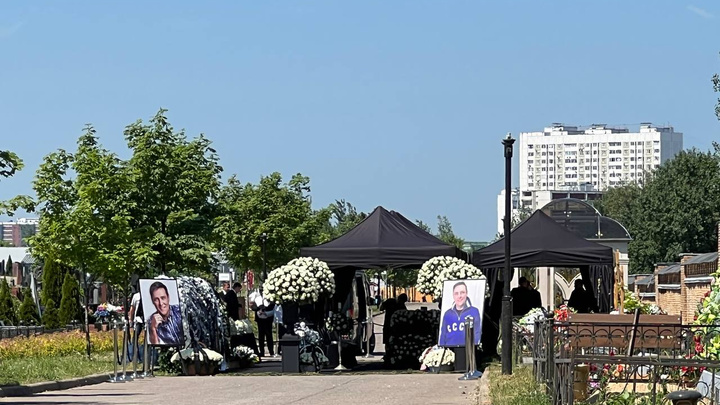 Кладбище оцеплено полицейскими. Показываем, как в Москве хоронят Юрия Шатунова