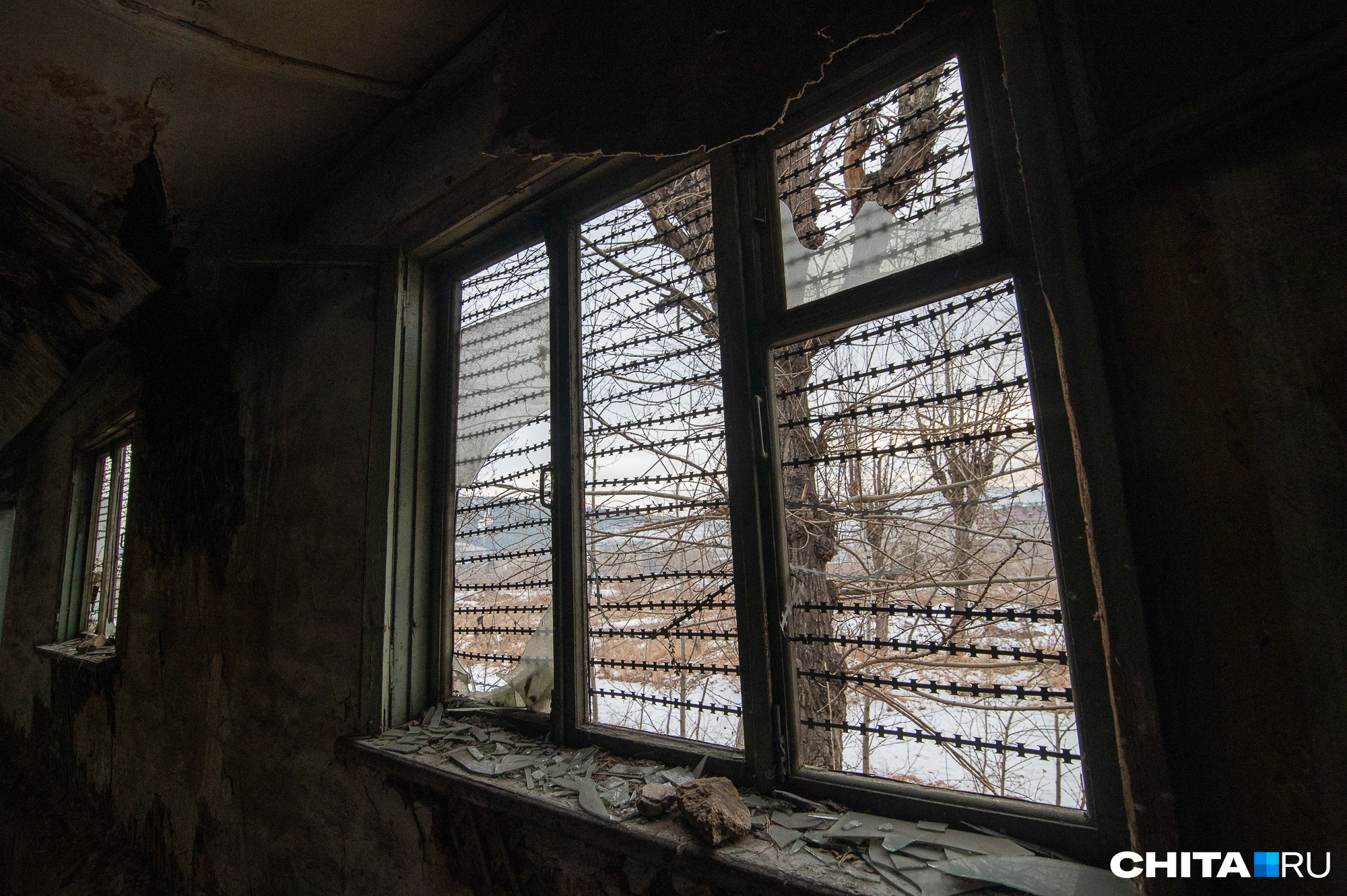 На окнах сохранилась оригинальная защита — колючая проволока