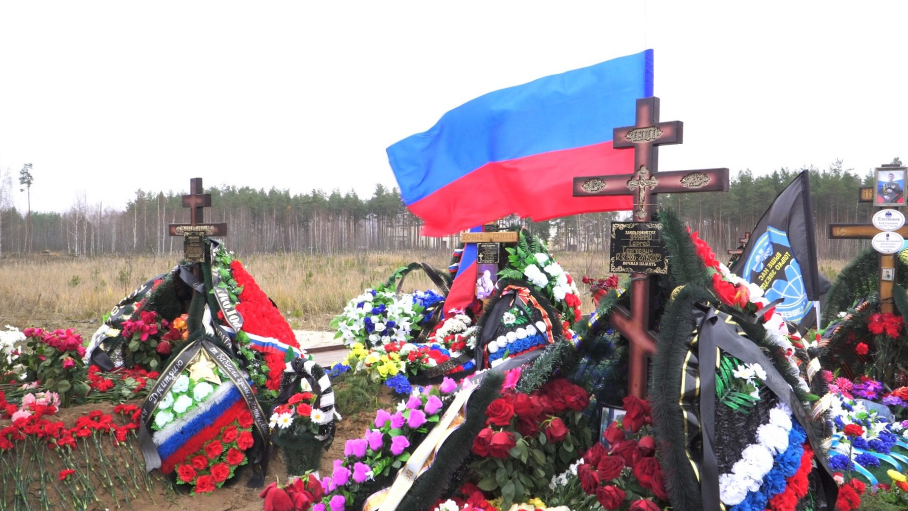 приносят цветы на могилу солдата к разбитому доту фото 75