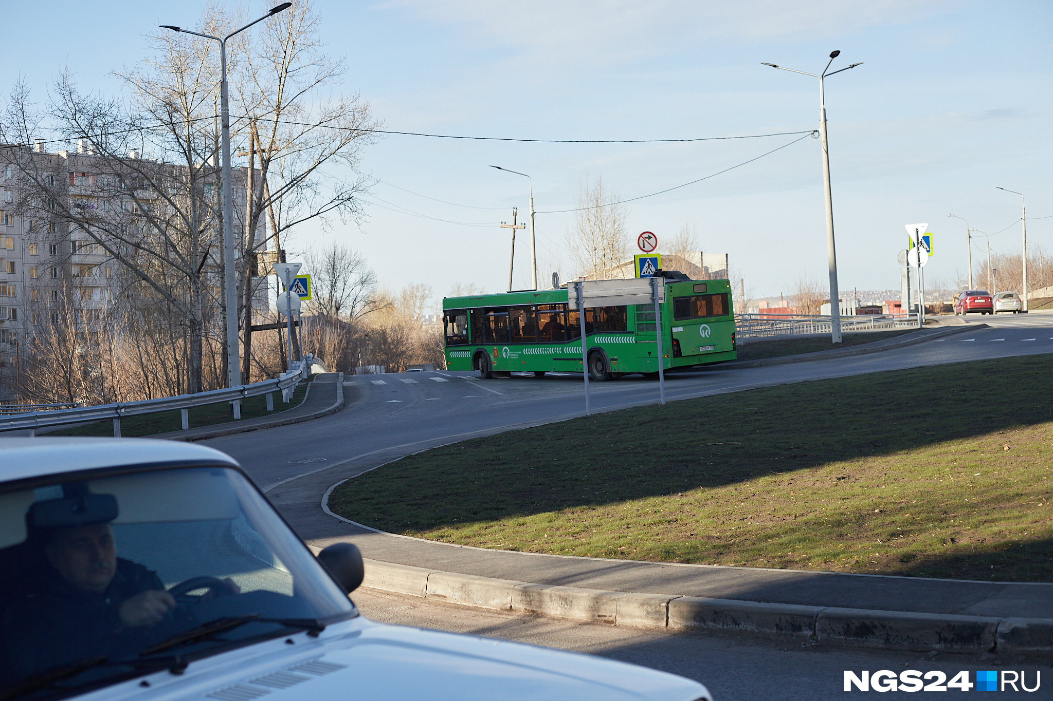 Автобусу явно тесно на новой дороге Автобусу явно тесно на новой дороге