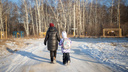 «Минут 40–50 идти». Как дети двух дальних микрорайонов остаются без транспорта и ходят в школу в сильный мороз