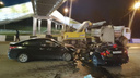 «Тойота» влетела в подметальную машину в Новосибирске: водителя вырезали из салона спасатели