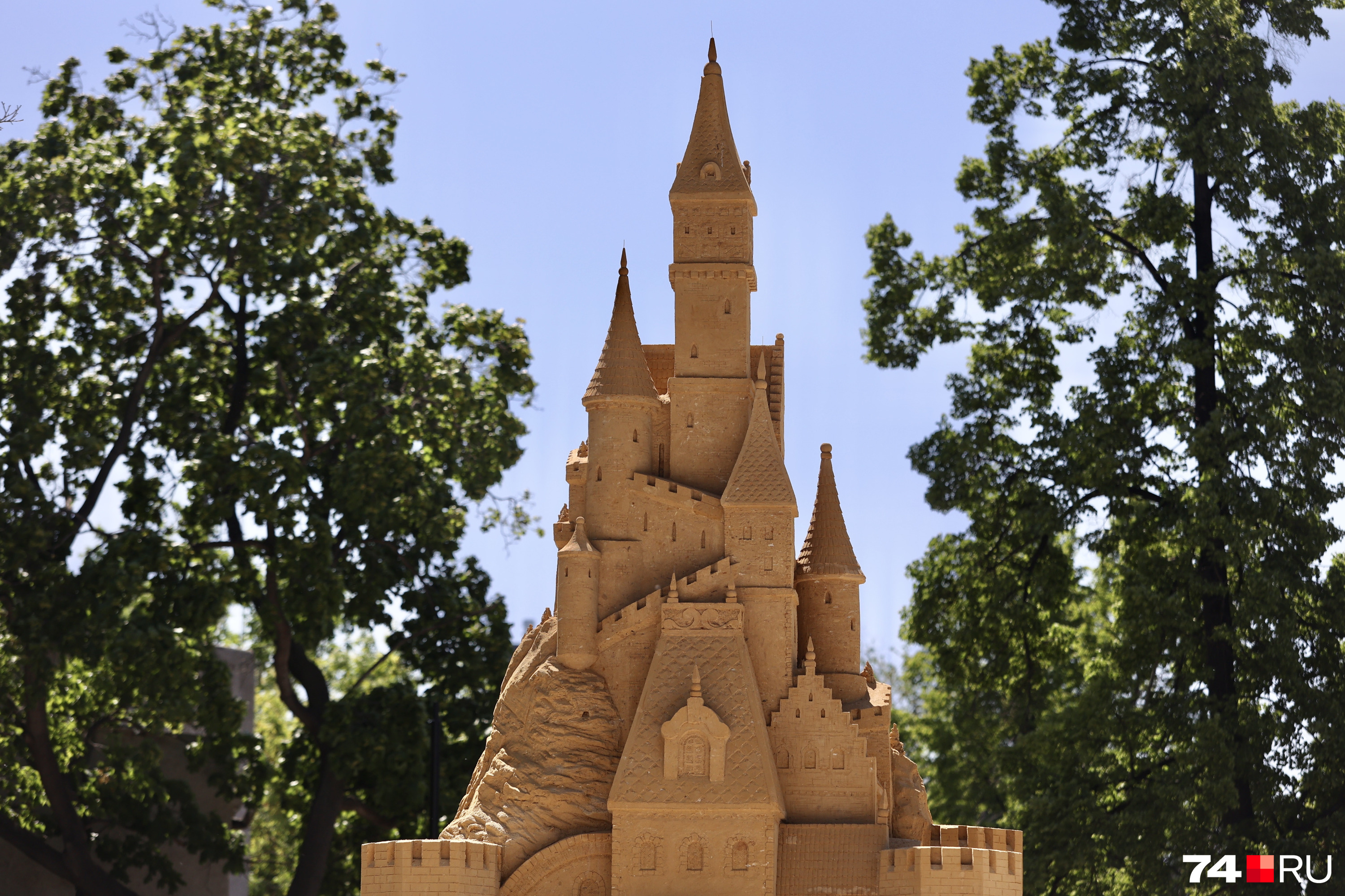 Самая большая скульптура — сказочный замок, его высота — 6,5 метра