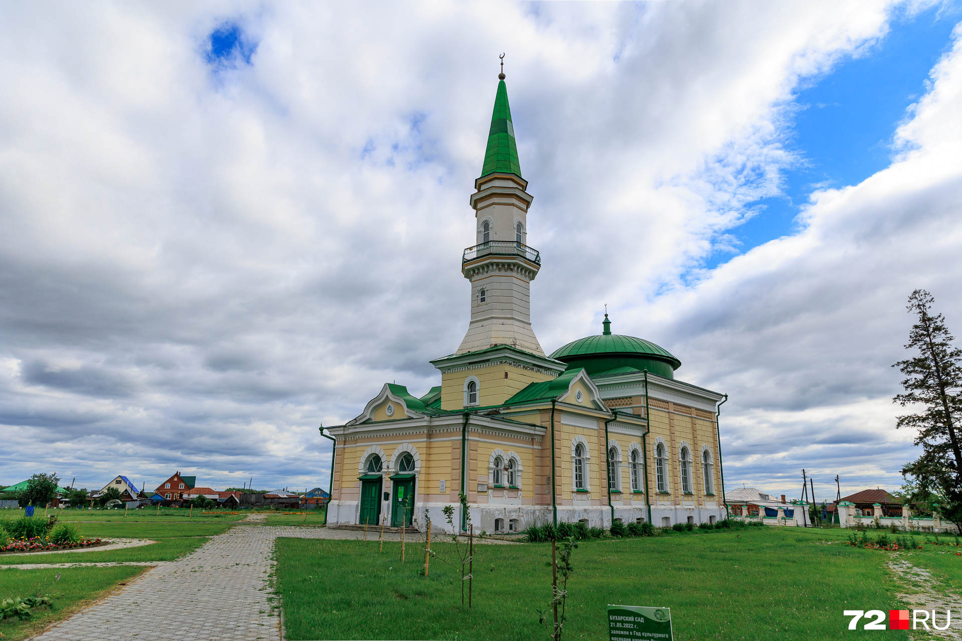 Главная достопримечательность Ембаева — мечеть имени купца Нигматуллы Кармышакова. Ее начали строить еще в 1884 году