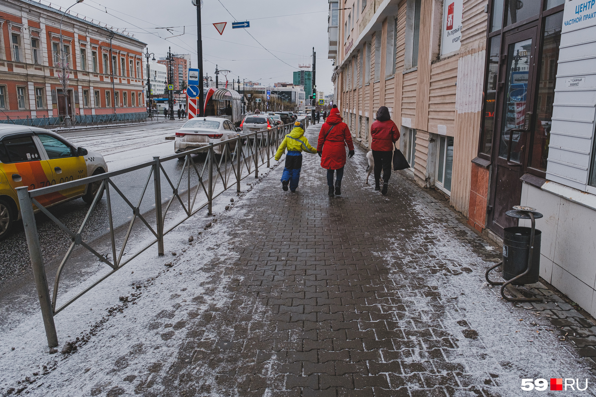 Снова сворачиваем с Комсомольского проспекта на улицу Ленина. Здесь тротуары не такие чистые