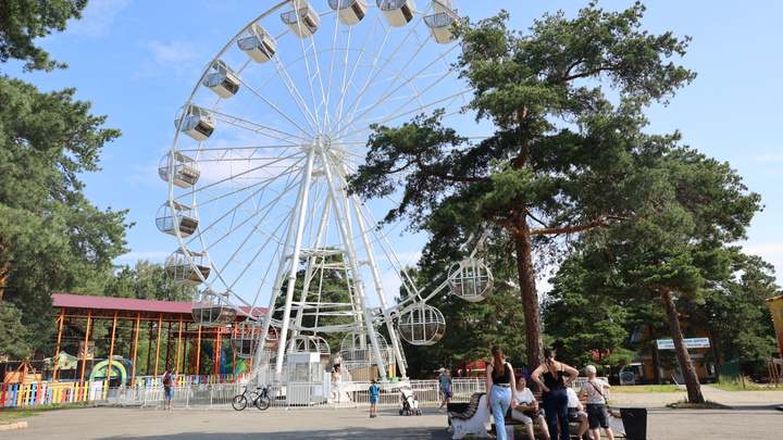 В Парке Гагарина запустили новое 28-метровое колесо обозрения
