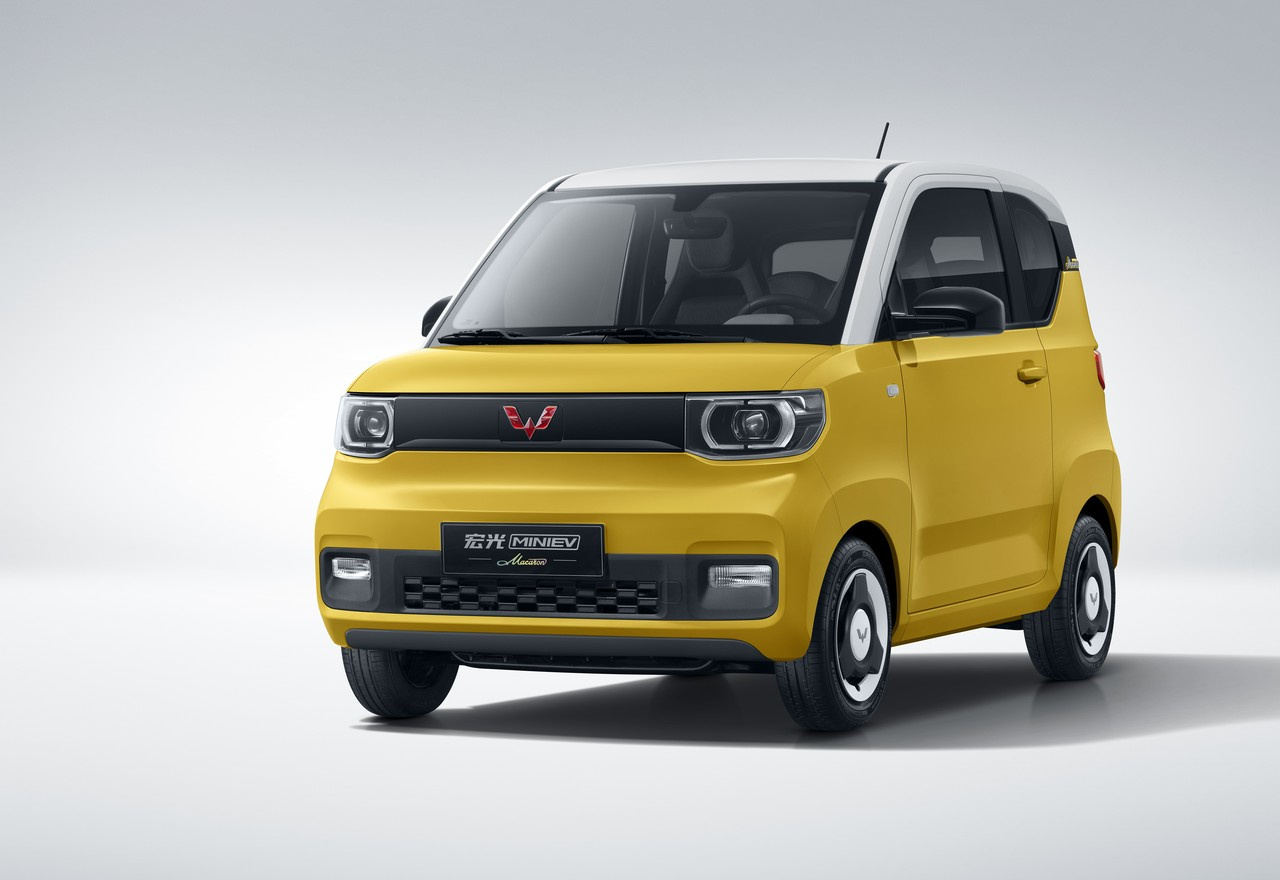 А это электромобиль Wuling Hongguang Mini-EV — модель, которая стала одним из бестселлеров Китая в прошлом году. За машинку размером с «Оку» на наши деньги просят в районе 300 тысяч рублей. В России минимальная цена автомобиля минимум вдвое выше