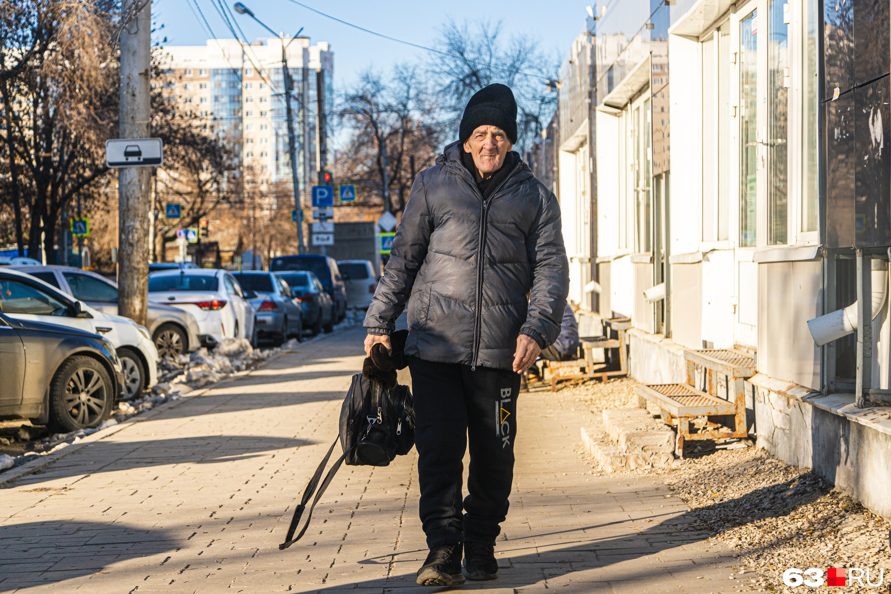 Все свои пожитки пенсионер всегда носил с собой в сумке Все свои пожитки пенсионер всегда носил с собой в сумке