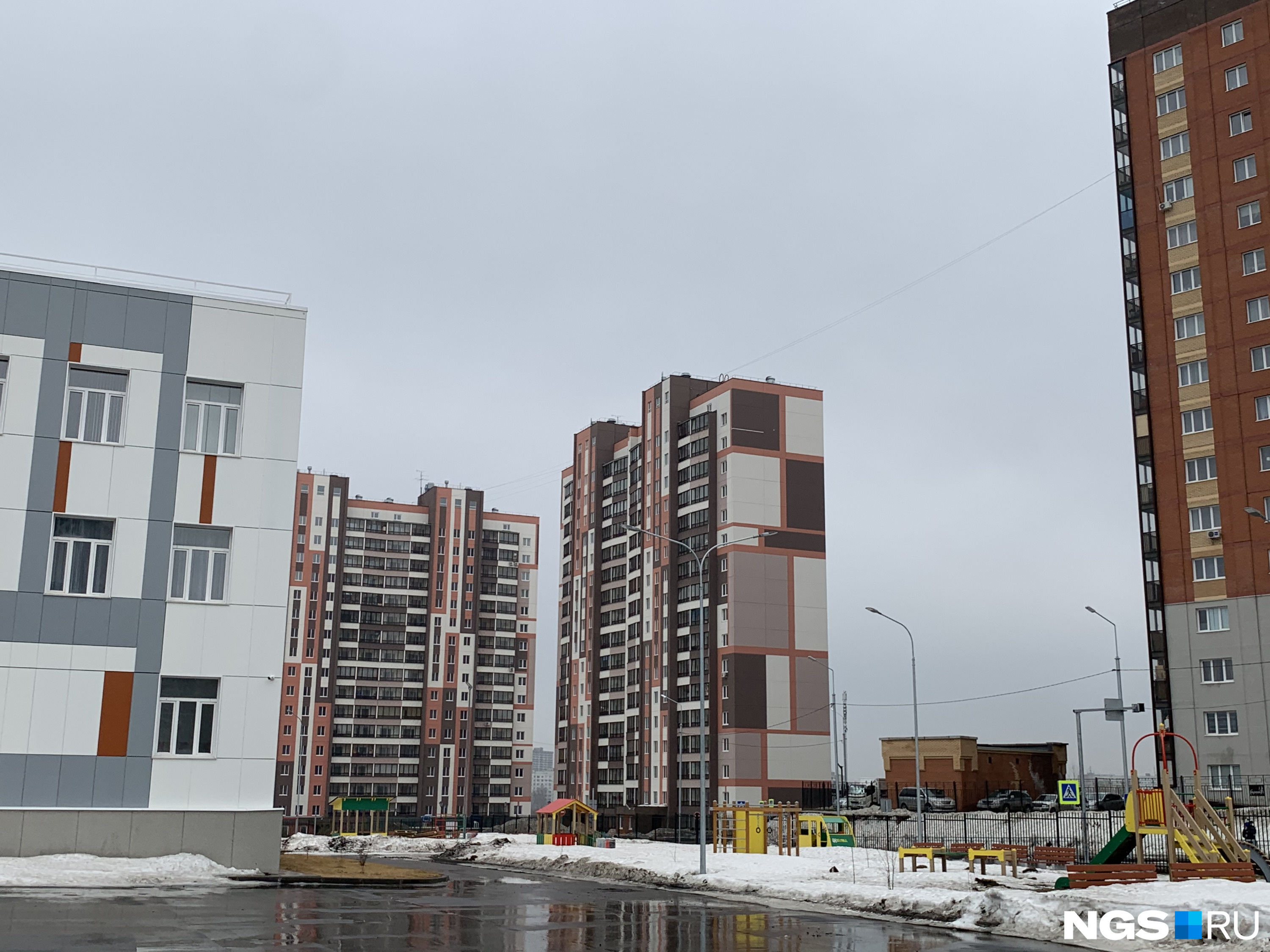 Школа в окружении новых ЖК
