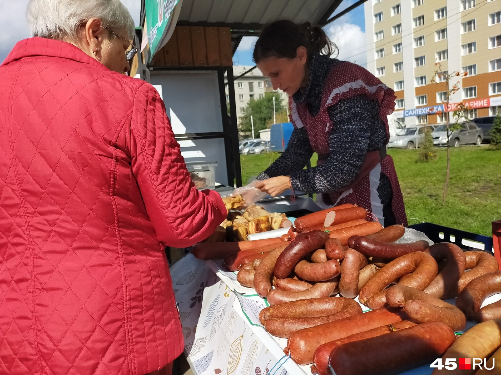 Покупателей очень много Покупателей очень много