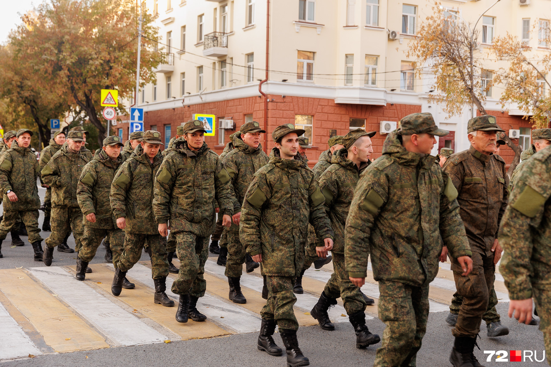 смотреть двое на голой земле