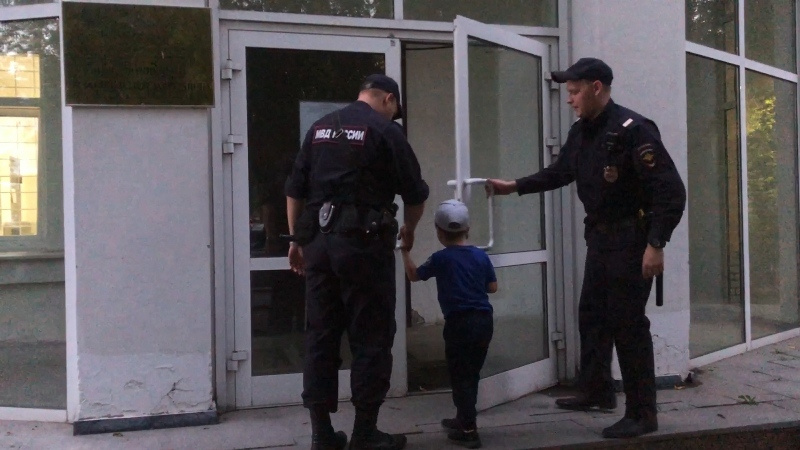 Нашел ребенка один из полицейских во время патрулирования