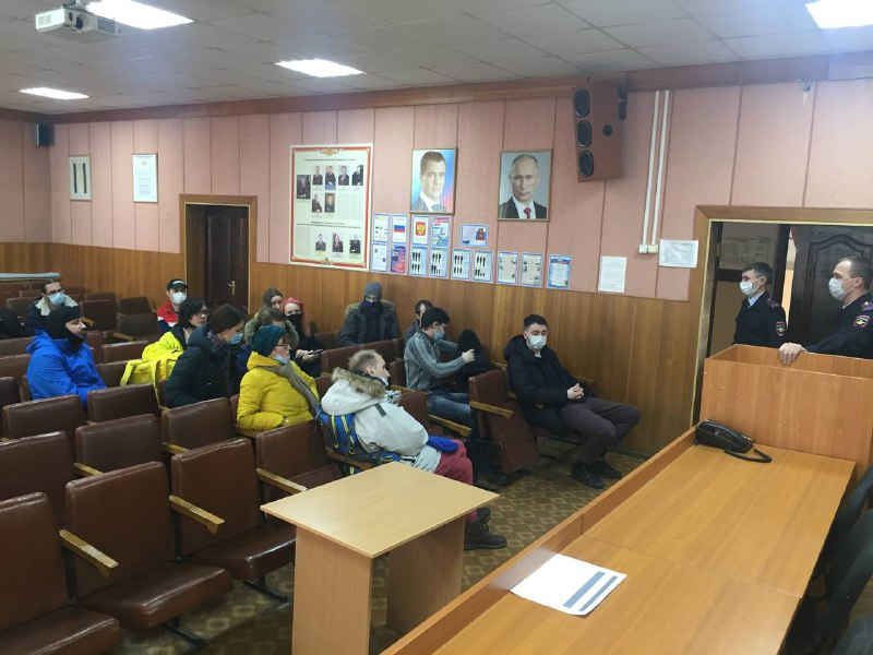 В этом душном помещении я провел около трех часов В этом душном помещении я провел около трех часов