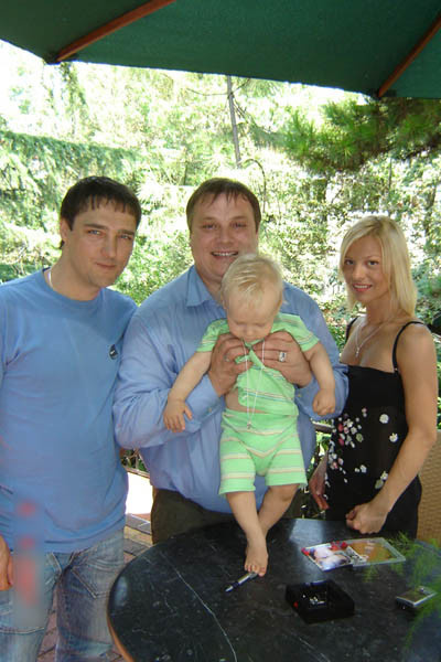 Юрий Шатунов, его жена Светлана и Андрей Разин с крестником